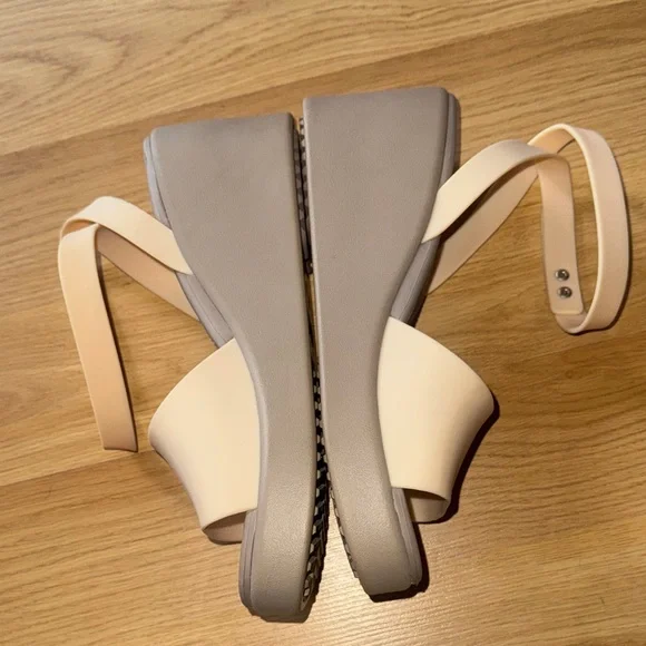 CROCS size 9 Women's Brooklyn Cream Wedge Sandals like new worn once - Picture 5 of 7